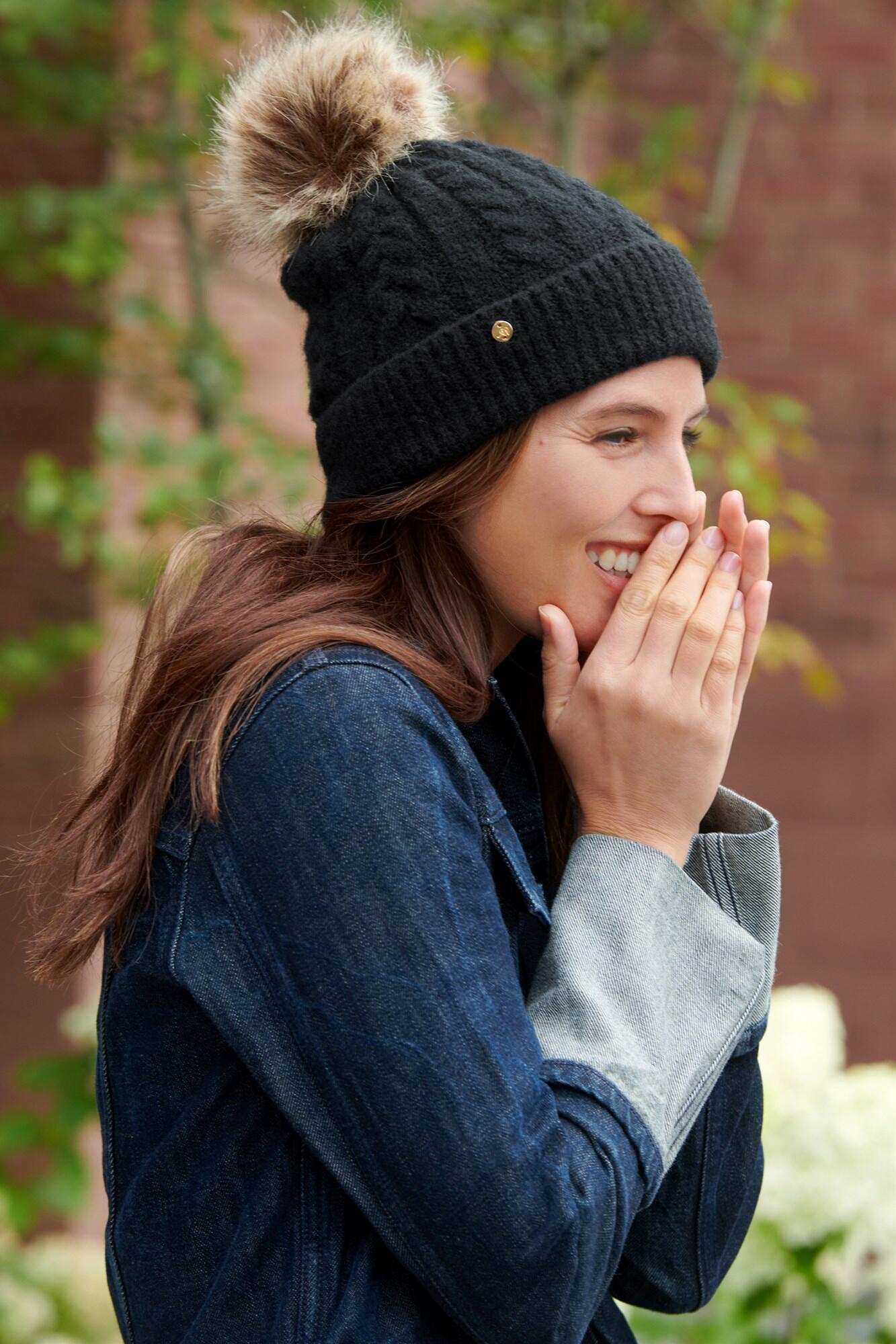 Black pom best sale beanie hat